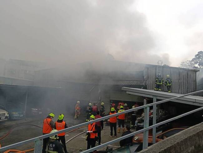 新北中和鐵皮工廠大火　尋獲失聯員工焦屍 | 華視新聞