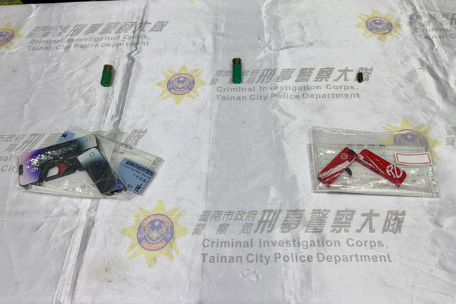 台南警溯源槍砲案　查獲卡片、手機造型折疊手槍 | 華視新聞