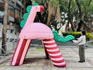 淡水古蹟博物館充氣馬亮相　音樂市集週末登場