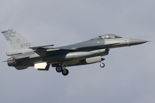 F-16V飛官花蓮外海疑跳傘　入夜海象惡劣持續搜救 | 華視新聞