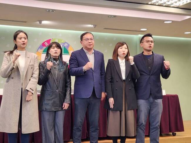 綠：藍白卡關總預算　TPASS恐停擺犧牲通勤族權益 | 華視新聞