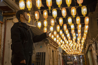 台南鹽水漫月美行動　舊式隨身聽享受音樂散步