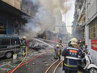 新北三重工廠火警　4員工衝頂樓獲救送醫