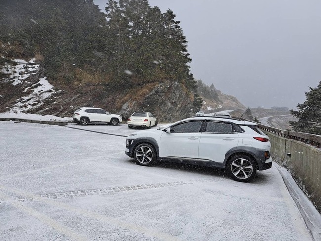 合歡山松雪樓降冰霰　台14甲翠峰至大禹嶺下午封閉 | 華視新聞