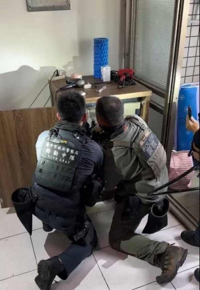 詐團假冒投資名人撈上億  刑事局逮26人查獲毒品 | 華視新聞