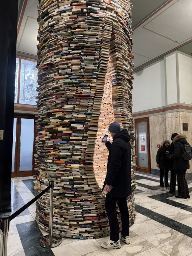 布拉格圖書館書塔爆紅　柔性措施疏導打卡人潮 | 華視新聞