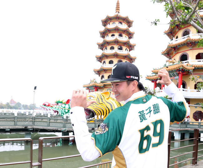 黃子鵬返故鄉高雄加盟雄鷹　淚盼讓父母感到驕傲 | 華視新聞