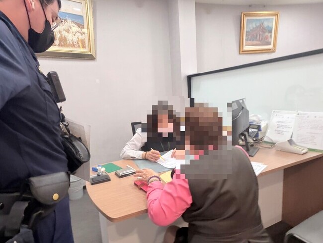 銀行匯美元稱買精品包　台中婦遇假交友投資詐騙 | 華視新聞