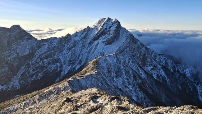 玉山放晴覆蓋白雪　清晨低溫零下5.6度 | 華視新聞
