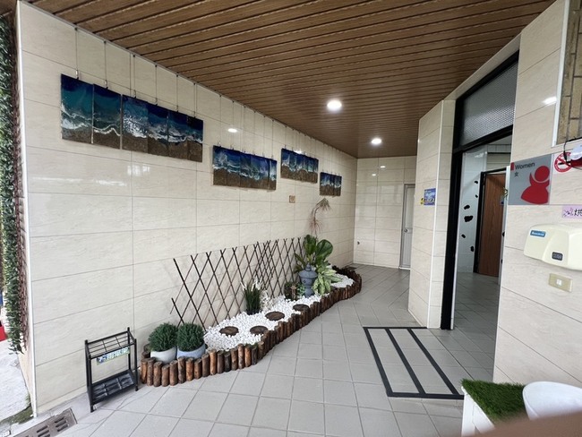 藝術走進公廁　台東初鹿加油站廁所化身畫廊 | 華視新聞