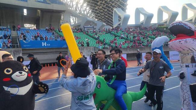 高雄富邦馬拉松開跑 陳其邁趣味賽巧「交棒」邱議瑩 | 華視新聞