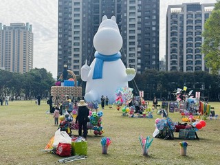 中市巨型姆明裝置周邊出現違規擺攤  市府：將取締