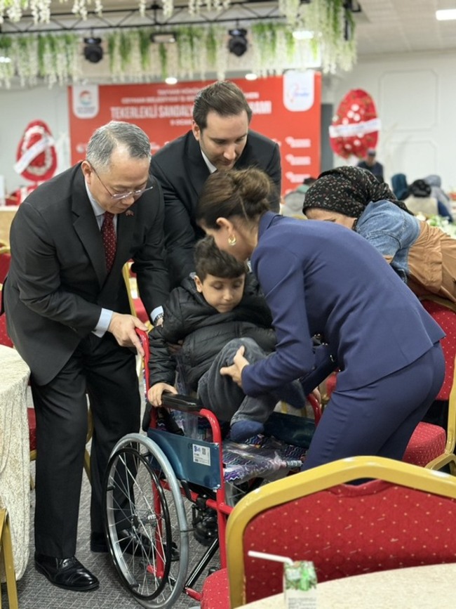 駐土耳其代表替台灣送愛心　捐315台輪椅助身障兒 | 華視新聞