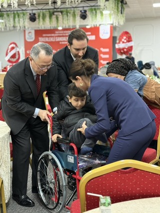 駐土耳其代表替台灣送愛心　捐315台輪椅助身障兒