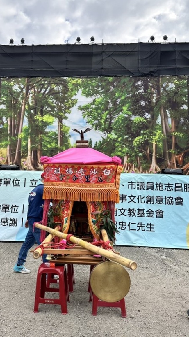 紙風車喜迎「重量級觀眾」  媽祖娘娘駐駕看戲賜福 | 華視新聞