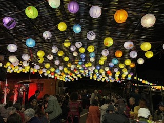 華梵大學攜手石碇區公所　彩繪燈籠打造燈海地景