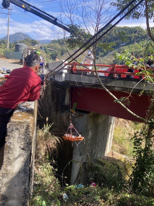 台中73歲騎士疑自撞護欄墜8米深橋下　送醫不治 | 華視新聞