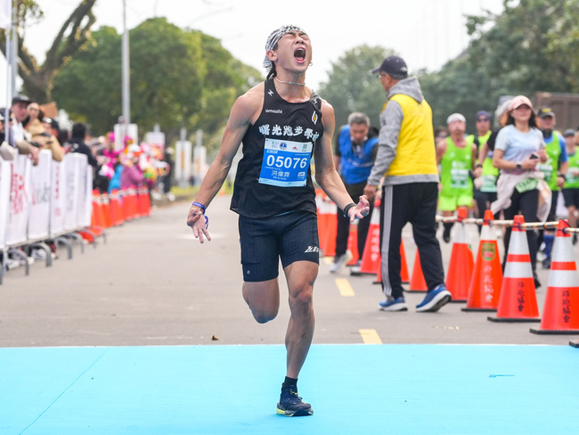 渣打台北馬拉松洪偉齊奪冠　可惜獎牌刻錯英文字 | 華視新聞