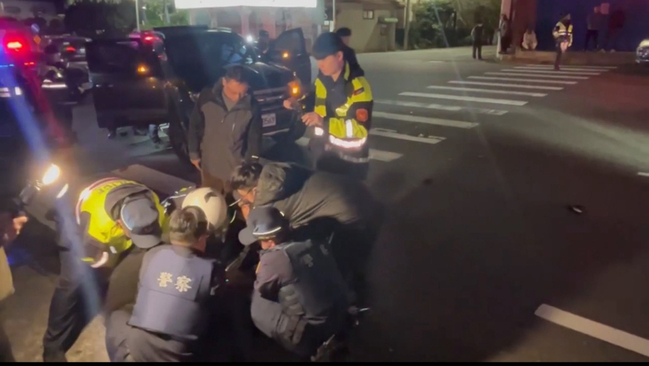 男子持雙刀路口叫囂車輛　金山警鳴槍攔車查獲煙彈 | 華視新聞