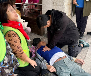 基隆百歲人瑞等車倒地命危　休假消防員及時CPR救回