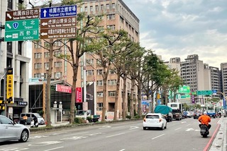 桃園路樹修剪殘枝砸中停等車輛　區公所將助求償