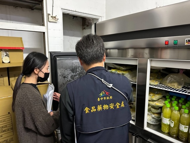 台中飲料店遭爆有蟑螂蛋　食安處稽查令改善環境 | 華視新聞
