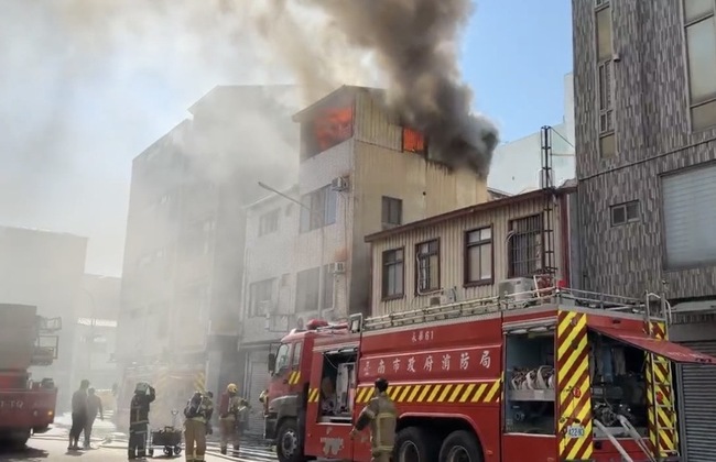 台南中西區民宅火警　2人及時逃出暫無傷亡 | 華視新聞