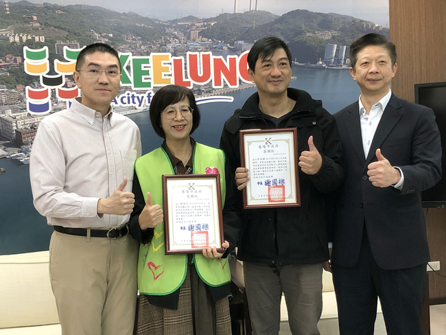 百歲老翁倒地　退休護理師與消防員接力施救成功 | 華視新聞