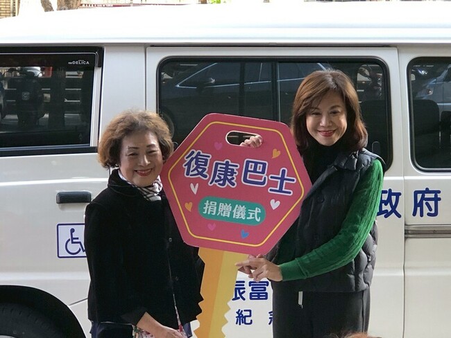 丈夫離世百日化悲為愛　基隆里長捐贈復康巴士 | 華視新聞
