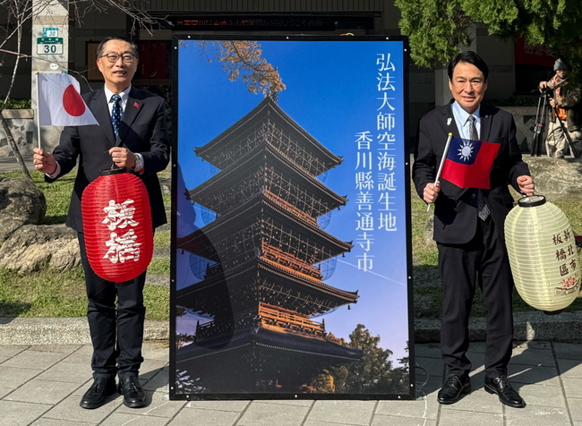 日本善通寺市長訪板橋　贈五重塔燈箱參展新北燈會 | 華視新聞