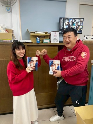 蔡明忠白天鵝捐林郁婷新書　馬祖學子每人獲1本