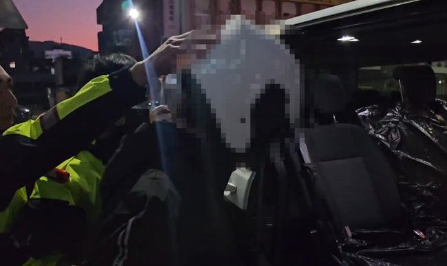 金山男持雙刀攔車戒護出院　移送地檢時自稱神 | 華視新聞