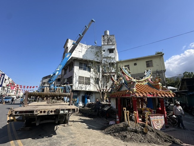 富里鄉伴土地公百年老榕枯死 新種太魯閣櫟接棒守護 | 華視新聞