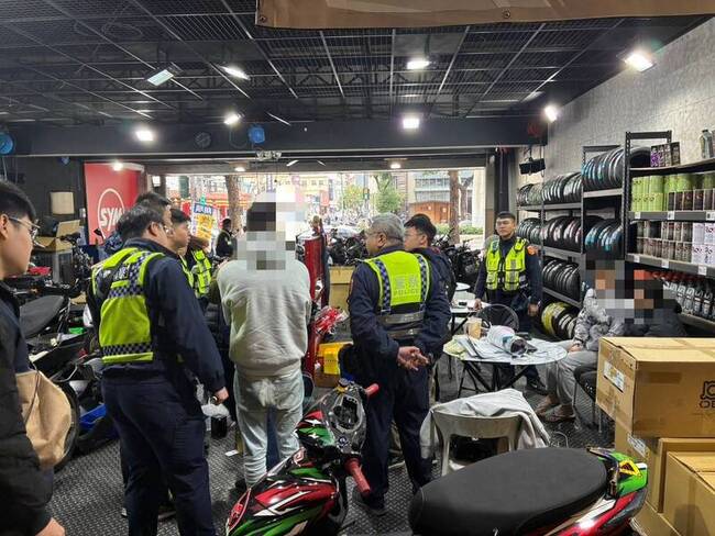 台72無牌改裝機車深夜競飆　苗警溯源台中車行逮4人 | 華視新聞