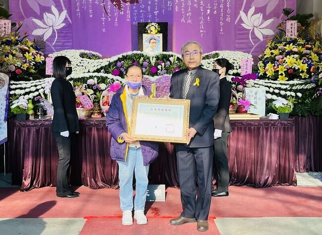 剪黏傳統工藝保存者鄭盛宏辭世 文化部頒贈旌揚狀 | 華視新聞