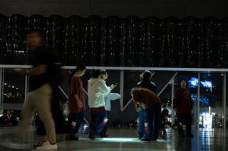 北藝中心邀約鄭先喻創作「光蹤」  光隨身影流動