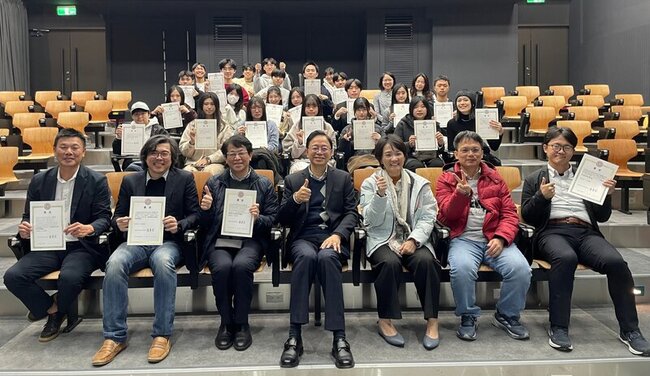 東吳巨資學院頒文華獎學金　鼓勵師生回應AI挑戰 | 華視新聞