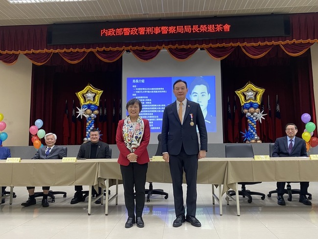 刑事局長周幼偉將退休 劉世芳頒二等內政專業獎章 | 華視新聞