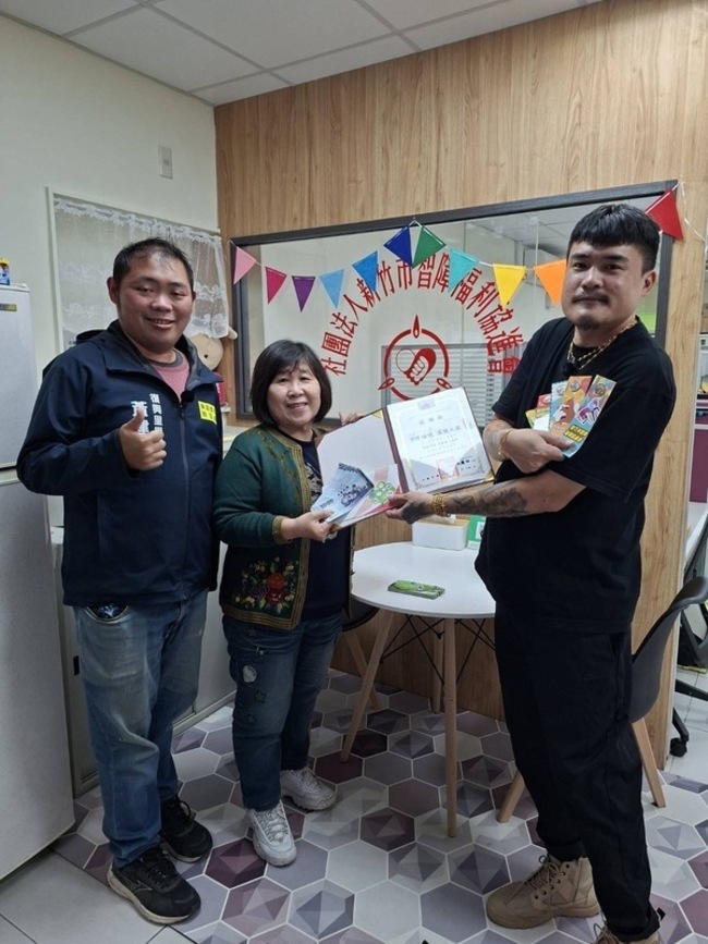 漢堡餐車環島到新竹市　攜手里長捐盈餘助弱勢 | 華視新聞