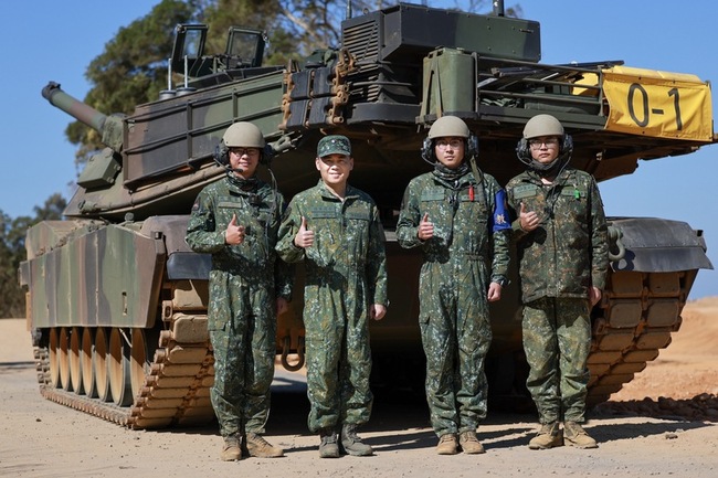 陸軍司令呂坤修擔任M1A2T射手　實彈射擊命中目標 | 華視新聞