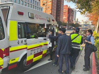 北捷忠孝新生站女乘客亮剪刀 警察強制就醫