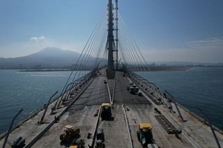 淡江大橋主橋鋪面完工 「黑色糖漿」延長橋體壽命