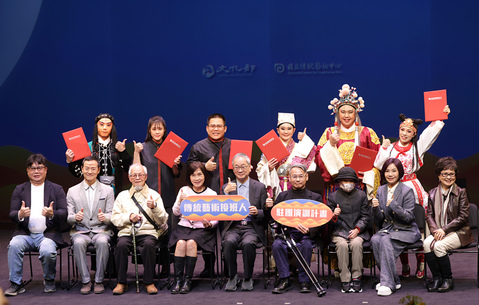 傳藝接班人謝師典禮  藝師們贈厚底鼓袋勉勵前行