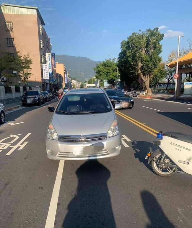 北市警攔查違規車摔傷 駕駛8旬翁稱陽光刺眼釀禍 | 華視新聞