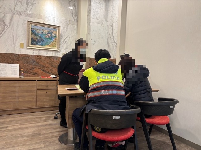 台中女為愛解定存欲匯50萬元　警銀合作阻詐 | 華視新聞