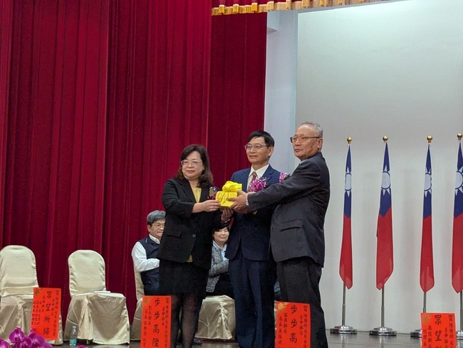 中華郵政台中郵局新局長就任　持續支持小農與公益 | 華視新聞