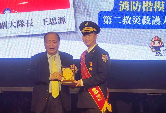 澎湖表揚消防楷模　陳光復讚救災救護天使 | 華視新聞