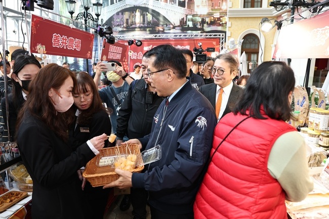 台南農產年節展售新北登場　黃偉哲熱情行銷 | 華視新聞