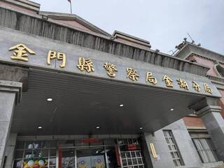 金門役男穿警察雨衣助勤務惹議　警方：申誡1次