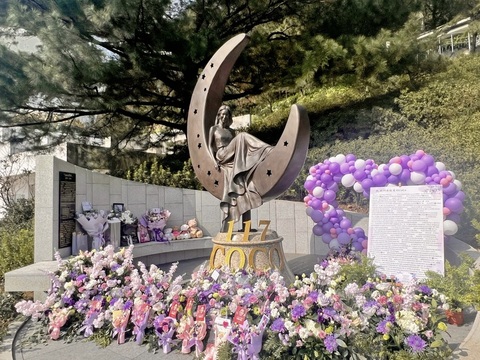 李玟51歲冥誕  台灣歌迷會雕像前鋪花海紀念